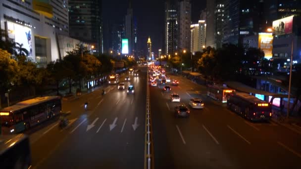 夜の時間神珍ライトアップされた交通の街並みの映像パノラマ — ストック動画