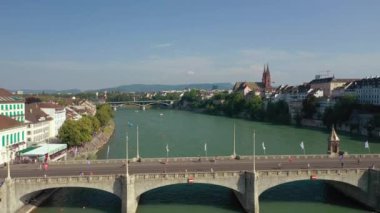 basel şehir nehir trafik köprüsü havadan panorama 4k İsviçre üzerinde yaz günü uçuş