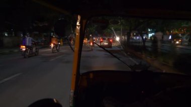 BANGALORE, INDIA - 17 Eylül 2018: Bangalore şehir merkezi gece aydınlandı ünlü trafik yolu panorama 4k 