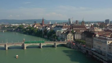 basel şehir nehir trafik köprüsü havadan panorama 4k İsviçre üzerinde yaz günü uçuş