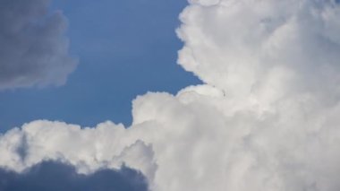 Güneşli gün mavi gökyüzü altın bulutlar panorama 4k hızlandırılmış Malezya