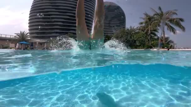 水上パノラマの下の三亜リゾートホテルスイミングプール 4K海南中国 — ストック動画