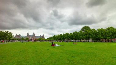 amsterdam şehir bulutlu gün kalabalık müze park kare panorama 4k timelapse hollanda