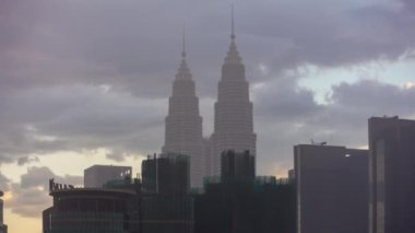 Kuala Lumpur, Malezya - 25 Haziran 2019: Gündüz vakti kuala lumpur şehir merkezi havacılık panorama 4k zaman apsesi yaklaşık 25 Eylül 2018 Kuala lumpur, Malezya.