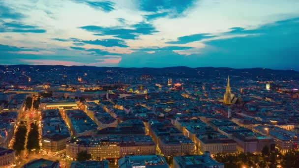 Viena Paisaje Urbano Crepúsculo Iluminado Strrets Tráfico Central Panorama Aéreo — Vídeos de Stock