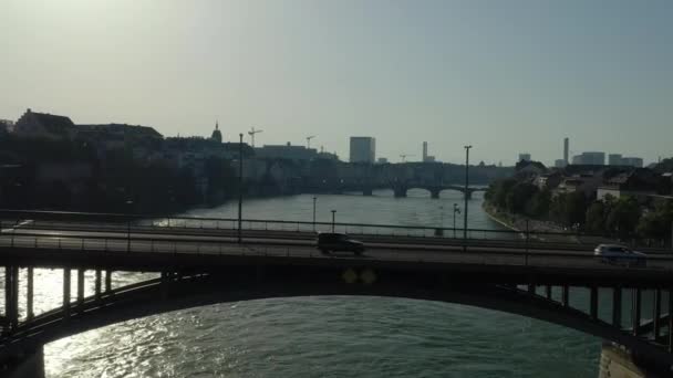 Vuelo Sobre Ciudad Basilea Puente Tráfico Fluvial Puesta Del Sol — Vídeo de stock