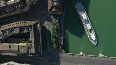 basel şehir nehir trafik köprüsü üzerinde yaz günü uçuş havadan üstten panorama 4k İsviçre