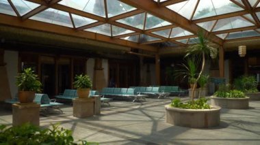 Sanya, HAINAN, ÇİN - 28 Eylül 2018: Sanya havaalanı binasının içi 