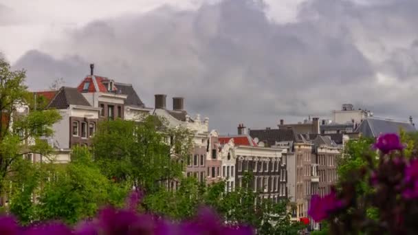 Molnigt Dag Amsterdam City Berömda Canal Lägenhetsbyggnader Rooftop Panorama Timelapse — Stockvideo