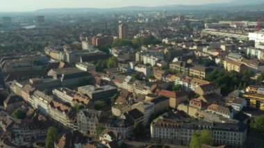 basel şehir havadan panorama 4k İsviçre üzerinde yaz günü gün batımı zaman uçuş