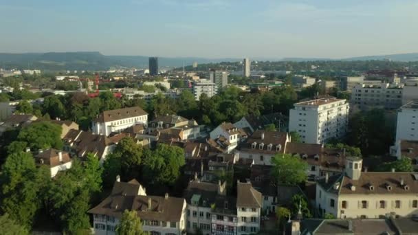 バーゼル市の夕日時間空中パノラマ4Kスイス上の夏の日のフライト — ストック動画