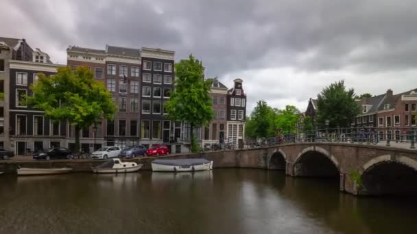 アムステルダム市曇りの日中央運河橋パノラマ4Kタイムラプスオランダ — ストック動画