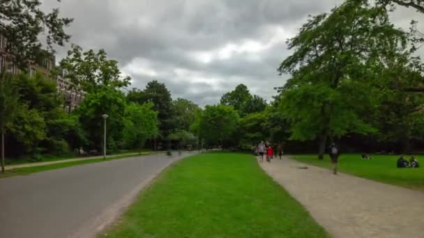 アムステルダム市曇りの日混雑した公園の道路パノラマ4Kタイムラプスオランダ — ストック動画