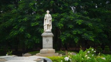 güneşli bir gün Bangalore botanik bahçesi ağaçları heykel yavaş çekim panoraması 4k Hindistan