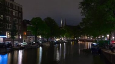 gece aydınlatılmış amsterdam şehir ünlü kanal sokak katedral panorama 4k timelapse hollanda