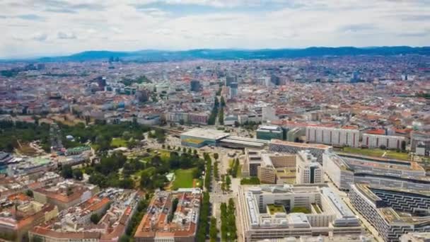 Vlucht Boven Wenen Cityscape Zonnige Dag Treinstation Luchtfoto Timelapse Oostenrijk — Stockvideo