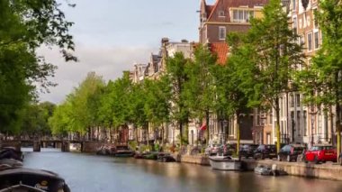 güneşli gün amsterdam şehir ünlü kanal sokak köprüsü panorama 4k timelapse hollanda