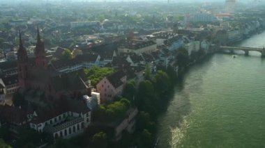 basel şehir nehir kenarı hava panorama 4k İsviçre üzerinde yaz günü gün batımı zaman uçuş