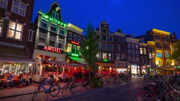 阿姆斯特丹城市夜生活照亮交通街著名的咖啡馆全景 延时荷兰 — 图库视频影像