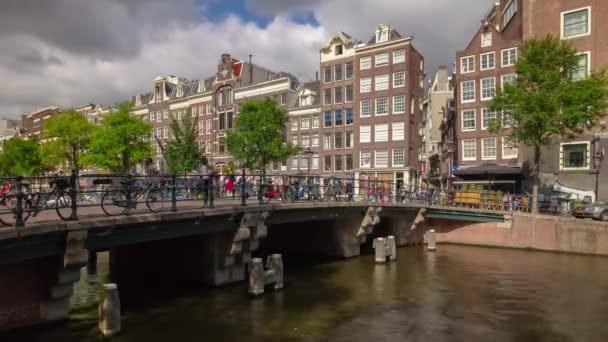 Centro Ciudad Amsterdam Día Nublado Canal Bicicleta Tráfico Puente Panorama — Vídeo de stock