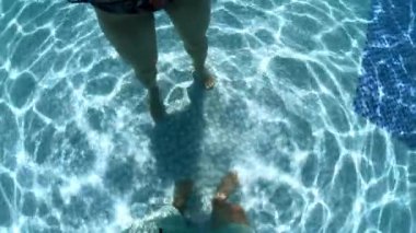 Sanya tatil köyü yüzme havuzu su altında 4k Hainan Çin