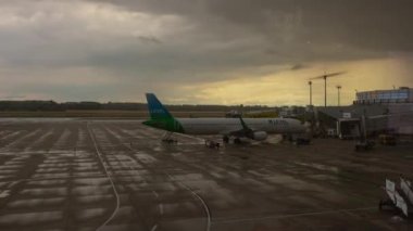 yağmurlu günbatımı amsterdam şehir havaalanı kapı uçak pencere panorama 4k timelapse hollanda