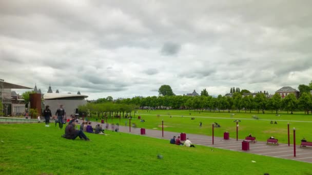 Amsterdam Ciudad Nublado Día Lleno Gente Parque Plaza Panorama Timelapse — Vídeos de Stock