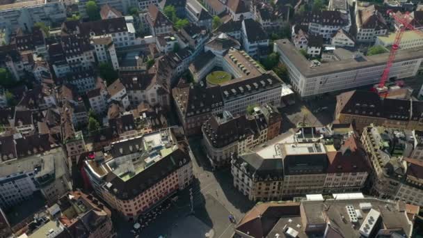 バーゼル市内交通街上空の夏の日の飛行空中トップダウンパノラマ4Kスイス — ストック動画