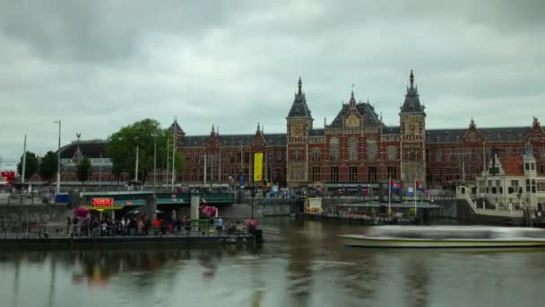Пасмурный День Amsterdam Городской Железнодорожной Станции Риверсайд Панорама Timelapse Netherlands — стоковое видео