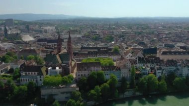 basel şehir merkezi nehir kenarı yaz günü hava panorama 4k İsviçre üzerinde uçuş