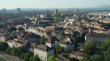 basel şehir havadan panorama 4k İsviçre üzerinde yaz günü gün batımı zaman uçuş