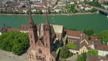 basel şehir katedrali nehir kenarı yaz günü hava panorama 4k İsviçre üzerinde uçuş