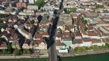 basel şehir nehir kenarı trafik caddeleri üzerinde yaz günü uçuş havadan üstaşağı panorama 4k İsviçre