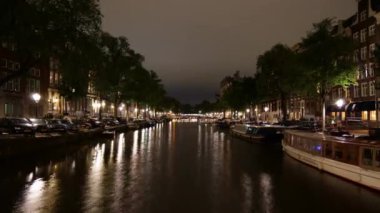amsterdam şehir gece aydınlatılmış ünlü kanal sokak panorama 4k timelapse hollanda