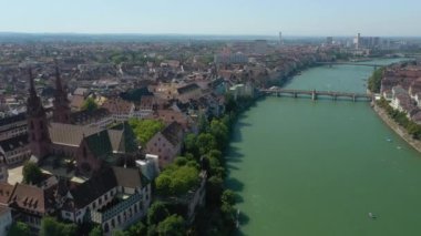 basel cityscape yaz günü nehir trafiği hava panorama 4k İsviçre üzerinde uçuş