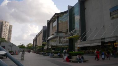 BANGALORE, INDIA - 16 Eylül 2018: Günbatımı Bangalore Dünya Ticaret Merkezi AVM kare yavaş çekim panoraması 4k