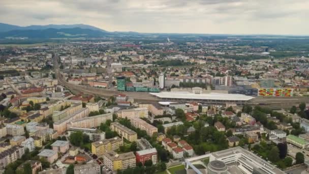 Dag Tijd Salzburg Cityscape Treinstation Luchtfoto Panorama Timelapse Oostenrijk — Stockvideo