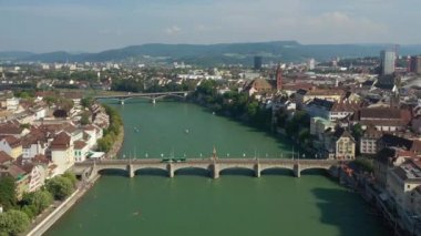 basel şehir nehir trafik köprüsü havadan panorama 4k İsviçre üzerinde yaz günü uçuş