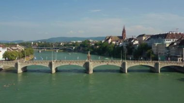 basel şehir nehir trafik köprüsü havadan panorama 4k İsviçre üzerinde yaz günü uçuş