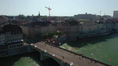 basel şehir nehir trafik köprüsü havadan panorama 4k İsviçre üzerinde yaz günü uçuş