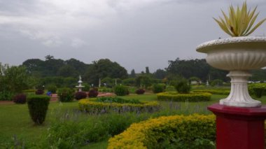 Yağmurlu bir gün Bangalore şehri ünlü saray bahçesi çeşmesi yavaş çekim panorama 4k Hindistan