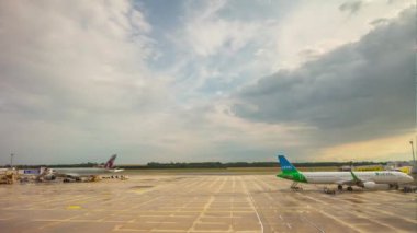 günbatımı fırtına gökyüzü amsterdam şehir havaalanı kapı uçak pencere panorama 4k timelapse hollanda