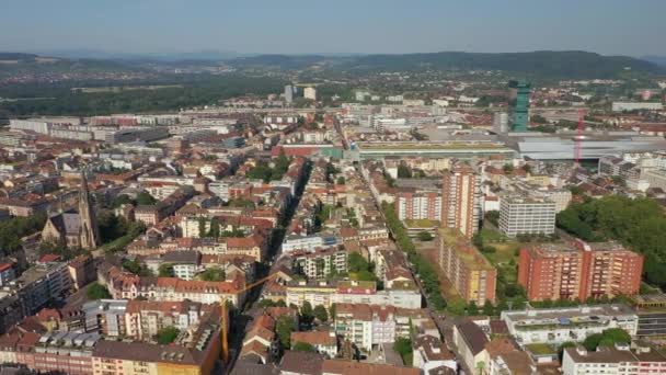 バーゼル市の交通通りの上の夏の日のフライト空中パノラマ4Kスイス — ストック動画