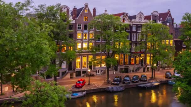 暮夜照明阿姆斯特丹市著名的运河屋顶全景 延时荷兰 — 图库视频影像