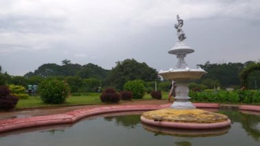 Yağmurlu bir gün Bangalore şehri ünlü saray bahçesi çeşmesi yavaş çekim panorama 4k Hindistan