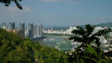 Gün batımı Sanya şehri nehir kenarı rıhtımı panorama 4k hainan adası porseleni