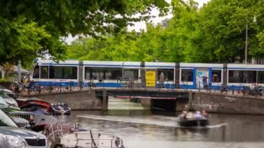 gündüz amsterdam şehir ünlü kanal trafik köprüsü panorama 4k timelapse hollanda