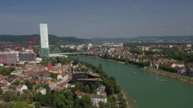 basel city nehir yan inşaat hava panorama 4k İsviçre üzerinde yaz günü uçuş