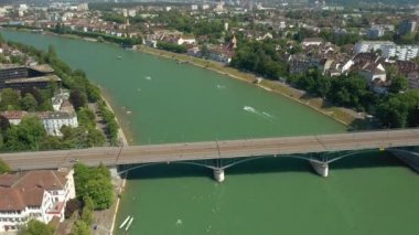 basel cityscape yaz günü nehir trafiği hava panorama 4k İsviçre üzerinde uçuş