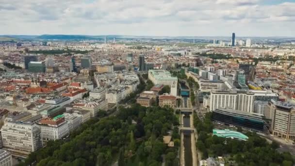 ウィーンの都市景観晴れた日川沿いの空中パノラマ4Kタイムラプスオーストリア上空飛行 — ストック動画
